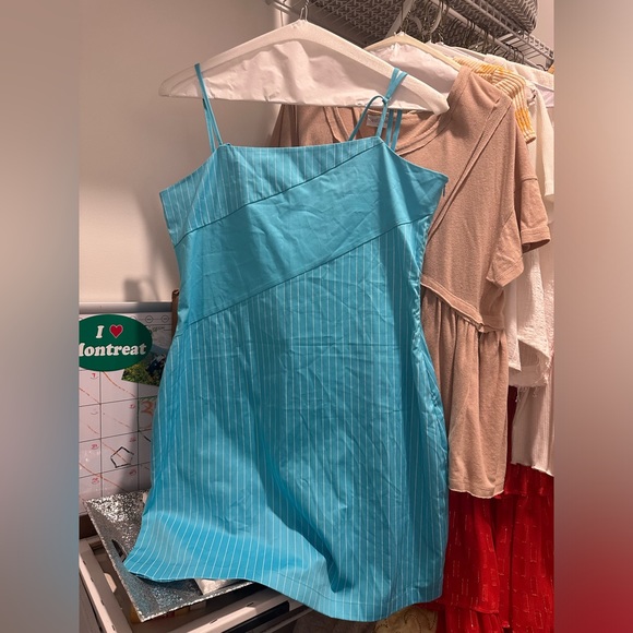 Blue dress! - Picture 3 of 3